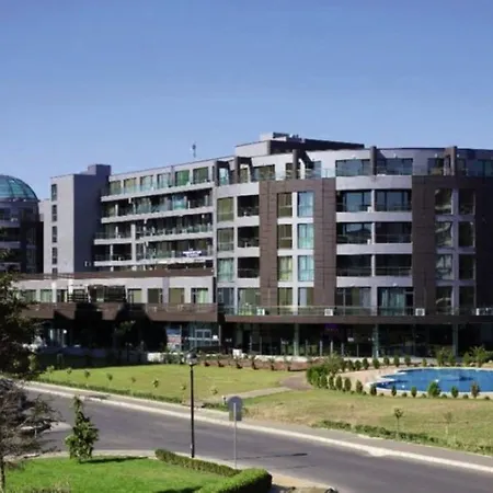 Plaza Apartment *